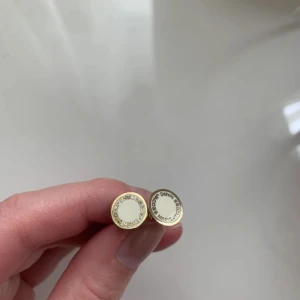 Marc Jacobs örhängen - Säljer dessa små söta örhängen från Marc Jacobs i vit/guld. Sparsamt använda. Nypris 799:- 
