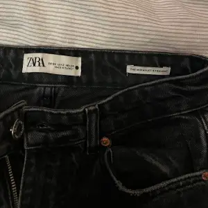 Populära midwaist straight jeans ifrån zara som inte är använda så mycket, säljer för dom inte används o att dom är lite långa på mig😌