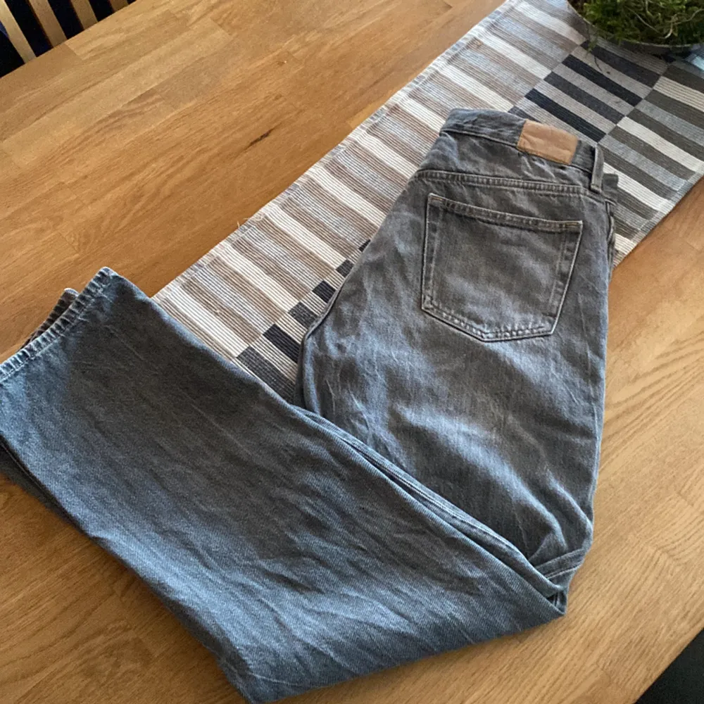 W29 L32. Riktigt feta weekday jeans som passar till de flesta stilarna. Inte så baggy som de ser ut och är i ett väldigt bra skick. Nypris 900:- Mitt pris 125:-. Jeans & Byxor.