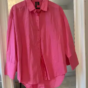 Säljer min rosa skjorta från Vero Moda som inte kommer till användning. Använd Max 1 gång! 💕