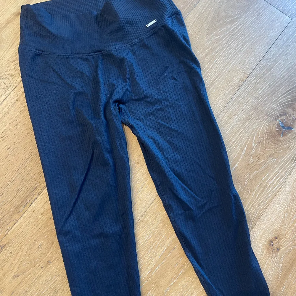 Marinblåa träningstights, oanvända storlek L. Jeans & Byxor.