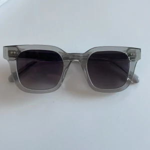 Chimi 04 Grey - Chimi 04 Grey, inga repor och inga skador! Är i gott skick ✅ Säljer för att jag själv inte tycker att jag längre passar i de. Orginalboxen ingår och rengörningsduken har ej använts! Solglasögonen rengörs innan paketering ✅