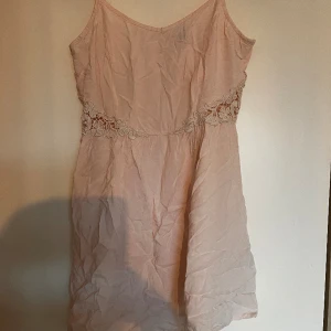 Klänning  - Underbar sommarklänning som är tunn och luftig, passar perfekt till sommaren. Använd få gånger.