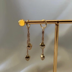 Örhängen  - Så snygga örhängen  Köp för 99/st eller 189kr paret. Modell 060