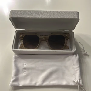 Chimi solglasögon - Jag säljer dess helt nya chimi solglasögonen💕jag säljer dessa pågrund utav att dom inte har komit till andvänding🩷Dom är andvända två gånger och har inga defekter💕hör av er vid frågor!🩷