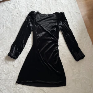 Klänning - Svart klänning som ser ut som sammet! Fin och festlig. Aldrig använd, endast provad😚