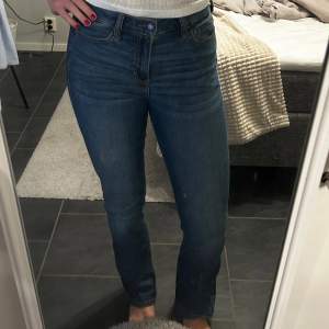 Blå bootcut jeans från hollister. Strl W26 L32. Skicka för fler bilder på de.
