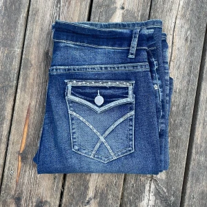 Fina blåa jeans  - Dina blåa jeans från Shein med glittrade fickor bak. Storlek M i Kina storlek, men jag har storlek S i vanliga fall. Säljer för 149 kr ikl frakt 