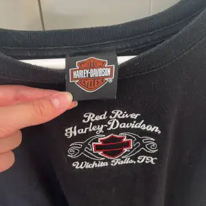 Skit snygg basic Harley Davidson t-shirt. Köpt second hand i Tyskland för 400-500kr. Är i väldigt bra skick. Passar både tjejer och killar