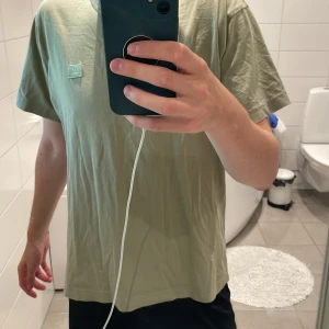 Acne Studios  - Säljer min Acne studios T-shirt som jag köpte på Nk i Göteborg för ett år sedan.  Skicket är 10/10
