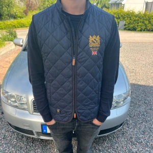 Morris väst - Säljer nu denna stiliga Morris väst som är i storlek S. Cond 9/10 inga defekter,modellen är 174 och sitter bra😁