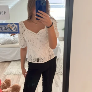 Vit kortärmad blus! - Jättesöt vit blus från H&M i storlek 36! Inte genomskinlig alls och den sitter bekvämt! Kommer inte till användning då ryggen är för stor för mig🤍 Köparen står alltid för frakten 💌
