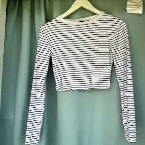 Topp Boohoo - Fin och helt oanvänd topp från Boohoo. Långärmad med något magtröja. 