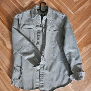 Jeansjacka - Grymt snygg Jeansjacka från Zara. Vet ärligt inte varför denna säljs..