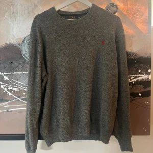 Ralph lauren stickad  - Hej! Vi säljer nu en Ralph lauren stickad tröja 100% bomull! Perfekt inför lite kallare sommarkvällar när myggen börjar komma! Superfint skick förutom fläck på ryggen som går att tvätta bort! Nypris: 1699 Vårt pris:350