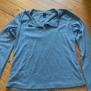 Ljusblå långärmad T-shirt som typ aldrig använts, ska flytta så rensar garderoben💕