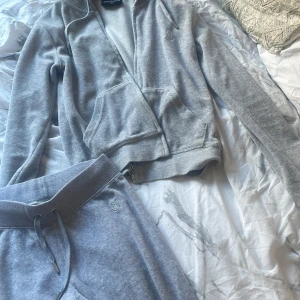 Säljer juciy countore sett byxor och tröja - Xs passar även en s, bra i skick, pris kan diskuteras, kan även bara köpa ett av plagen för hälften av pengarna 