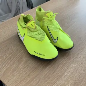 Nike Inomhus fotbollsskor knappt använda nästan som ny kan användas för idrottskor också ny pris 700