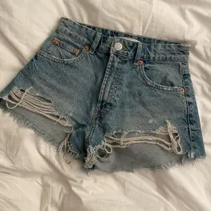 Högmidjade jeansshorts från zara💗bra skick och använda några gånger💕skriv för fler bilder eller frågor 