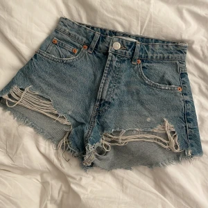 Jeansshorts  - Högmidjade jeansshorts från zara💗bra skick och använda några gånger💕skriv för fler bilder eller frågor 