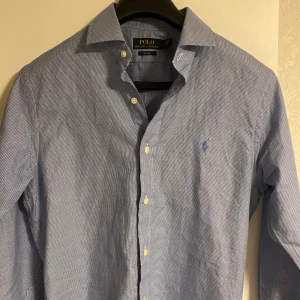 Ralph Lauren skjorta M - Ralph Lauren skjorta bra passform är 180 lång normal byggd blå