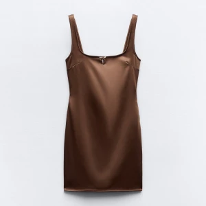 Klänning Zara - Glättad klännimg från Zara. Oanvänd. Storlek Small