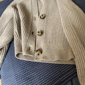 Kofta - Jättefin kofta från Hm mycket bra skick och knappt använd ordinarie pris 300 kr, hör av er vid funderingar 