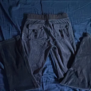 Juicy couture byxor  - Ett par jätte fina  juicy couture byxor i jätte bra skick och använda bara några få gånger💕💕