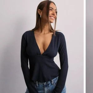 Nelly Blus  - Jättefin blus från Nelly, bara använd en gång utan några defekter🥰