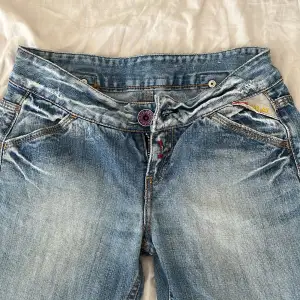 Jättesnygga lågmidjade jeans som tyvärr inte är min stil längre.  Midjemått: ca 35 cm Inneben: ca 76 cm