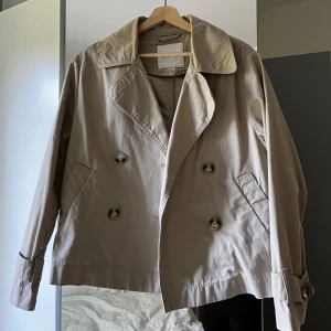 Beige kappa - Beige kort kappa från monki, ganska tunn perfekt för sommaren. Nästan aldrig använd🤍