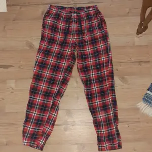 Ett par snygga pyjamasbyxor i bomullstyg. Inga hål eller fläckar, säljer gå grund av att de är för små för mig.