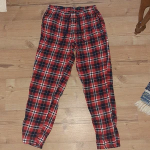 Pyjamasbyxor  - Ett par snygga pyjamasbyxor i bomullstyg. Inga hål eller fläckar, säljer gå grund av att de är för små för mig.