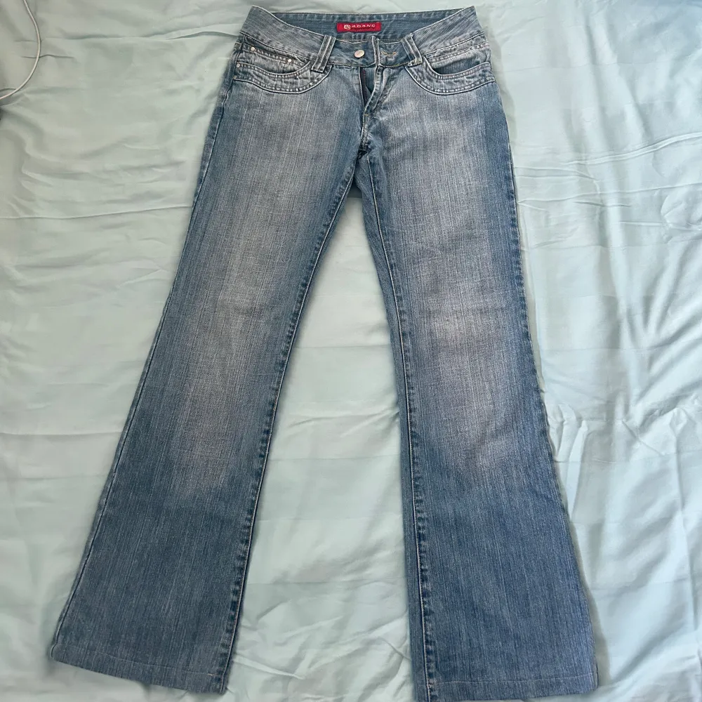 Lagmidjade jeans. Från märket Ad Adanc. Säljer pga för små för mig, därav inga bilder på. W28 och dragkedja är sönder men det går nog att fixa ! 🩷. Jeans & Byxor.