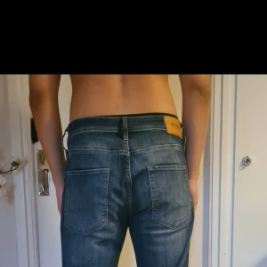 Jeans  - Storlek 33/30 Regular / clark  Lite sliten look 