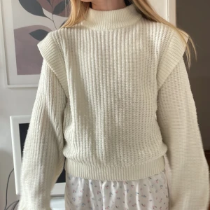 Tröja  - Fin virkad/stickad tröja med vingar. Från Hm. Köparen står för frakten. Använd köp nu funktionen. Hör av dig för mer info och fler bilder. 