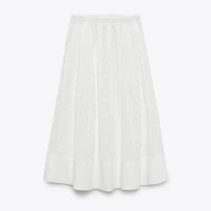 vit långkjol från zara - säljer nu denna långkjolen från zara som köptes förra året för 700kr men som bara användes 1 gång men nu blivit för liten för mig! Den har som ett blomstrigt mönster i vitt och är väldigt somrig, så himla fin!! Skriv om ni undrar något💗💗