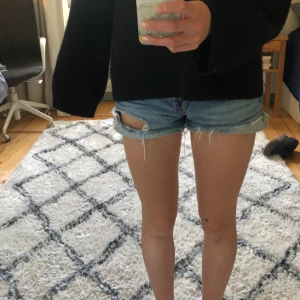 Jättefina jeansshort - Jättefina jeansshort från bull&bear med ascoola slitningar. Hör av er vid frågor eller intresse!💕💕