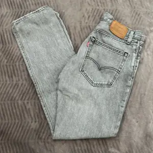 Säljer mina använda Levis 551z jeans. De är gråa, och i storlek W:30 L:34. Jag skulle säga att de sitter lite löst. Det finns vissa defekter såsom små trådar som sticker ut på ett fåtal ställen men inget som är synligt. Pris går att diskutera.