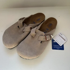 Birkenstock boston  - Säljer dessa oanvända birkenstock i boston modellen och färgen taupe. För stora för mig men hann inte skicka tillbaka därför säljer jag dessa nu! Sjukt populär modell som kostar runt 1850kr nu. Kan diskutera priset vid snabb affär💞 