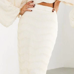 Bedårande det med pärlor - Topp med kjol pärlor över hela setet  Oanvända etikett kvar  Kjol lång o tajt  Topp lös o kort framtill Jättesnygga  Ganska tungt i materialet 