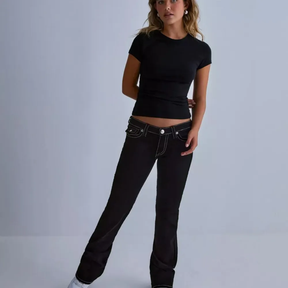 Lågmidjade True Religion jeans i nyskick, endast använda en gång. Köpta från Nelly för 1.499kr, slutsålda på hemsidan💓💓. Jeans & Byxor.