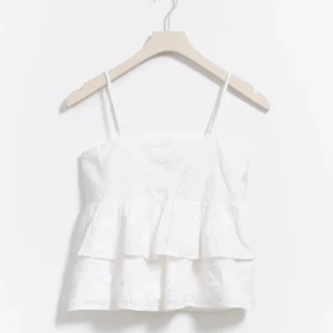 Topp - Aldrig använd endast provad så helt ny. Köpte på Gina Young för ca en månad sen men den passar inte mig och jag tappade bort returlappen. Den är i barnstorlek men passar dom som bär storlek xxs/xs. Nypris 249.  Fler bilder finns🩷