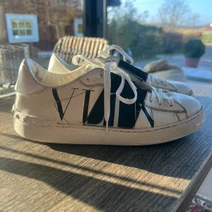 Valentino skor - Supercola valentino rockstud i en unik modell strl 39,5 , jag pendlar mellan 39/40 och sitter perfekt på mig!  Dem är använda men fortfarande i ett bra skick, sulan i skon är sliten men går att byta ut själv.  Även satt på nya orginalsnören ☺️