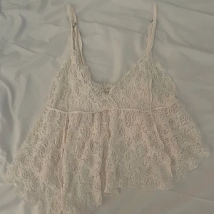 Söt spetstopp💕🫧 - Toppen är i storlek M, köptes från zalando förra året men kom inte till användning tyvärr. Bara att skriva om mer bilder eller info behövs om du är intresserad💕 