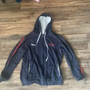 Säljer min Hugo Boss hoodie då den bara ligger och skräpar, den är storlek L och den har blivit använd Max 3-6 gånger, köpt för 1400 säljer den för 450 