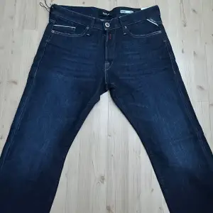 Tja! Säljer ett par skit snygga mörkblåa replay jeans som är helt nya och helt oanvända, om ni vill se orderbekreftelsen är det bara att skriva i dm!🤩