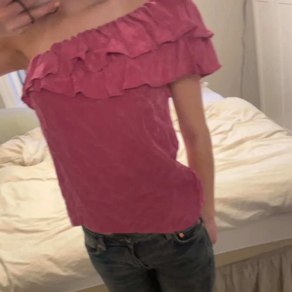 Säljer min fina off shoulder topp då jag inte har använt den något. Toppen är helt fel fri och köpt second hand. Toppen är en blandning av lila och rosa.  Skriv om ni har några frågor💞. Toppar.