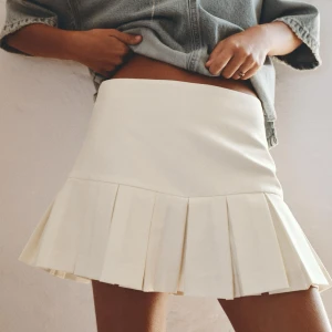 Zara kjol  - Helt ny, oanvänt kjol med prislappen på. Benvit färg. Nypris 329. Inte ens testad, skriv för egna bilder 