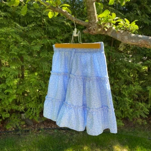 Söt kjol - Söt blå kjol med volanger.  Skulle uppskatta storlek S-M (inga lappar kvar)  För mer info/bilder kontakta mig